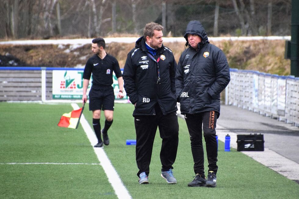 FOKUS: Frolands trenerduo Harald Rolf Larsen og Roald Danielsen fulgte kampen tett fra sidelinjen og ble fornøyde med resultatet.