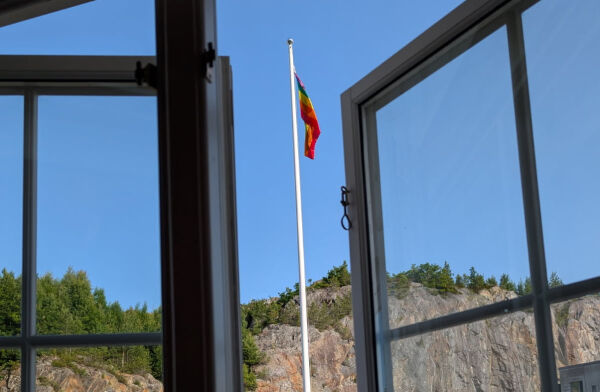 Ukjent person heiste regnbueflagg i kommunens flaggstang
