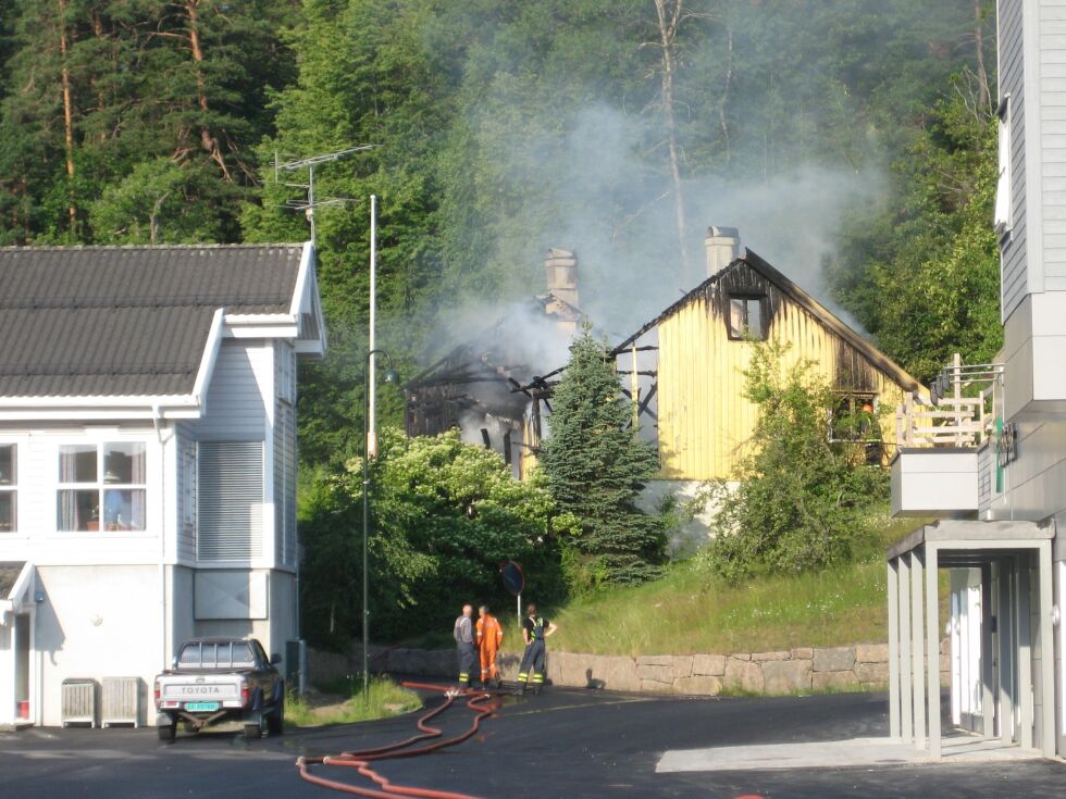FØR:  Slik så det ut i Osedalen i 2009. Erling Hægeland har sendt oss dette bilde han tok da det gule huset mellom banken og bibiloteket brant i juni 2009.FOTO: ERLING HÆGELAND
