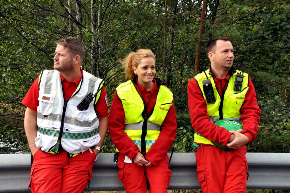 MARKERING: I dag er ambulansepersonelldagen. Her ser vi Kjetil Tveit Forsetlund, Susanna Tollefsen og Geir Hvesser-Grønnesby i et stille øyeblikk. FOTO: FOX55.