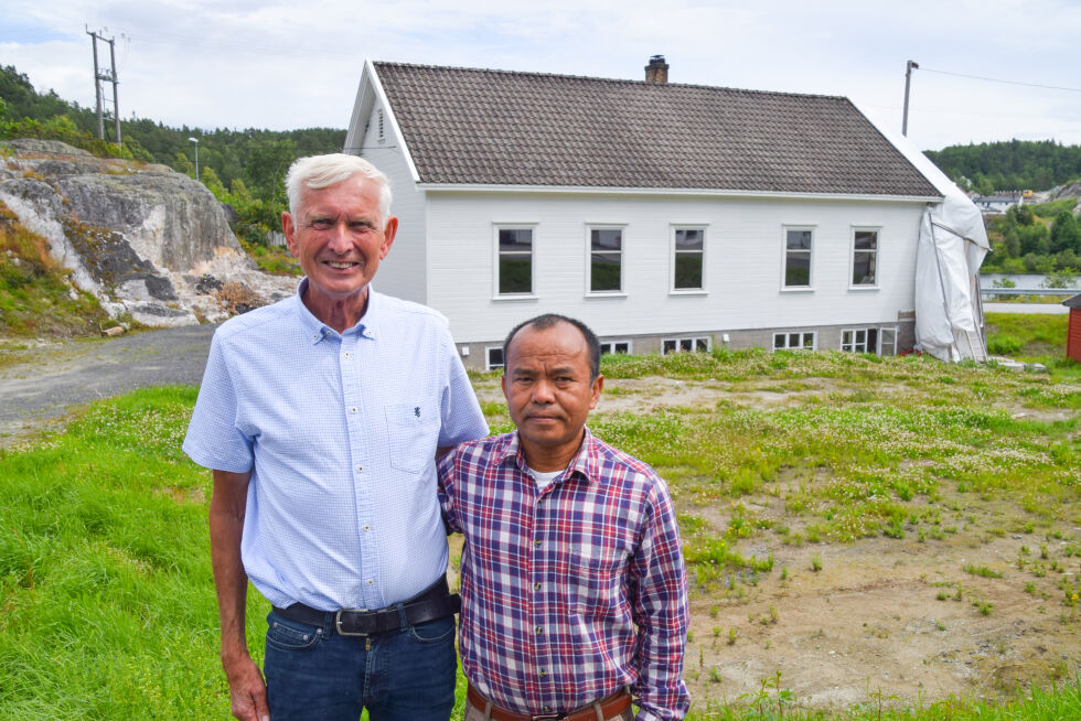 FROLANDS VERK: Arnfinn Landsverk og John Mang foran det gamle bedehuset på Frolands Verk som for tiden er under oppussing og skal bli et internasjonalt kulturhus. Det  var i slutten av 2022 at det tidligere bedehuset ble kjøpt av organisasjonen Koho Ethnic Association, som er en organisasjon for personer fra Koho–folkegruppen i Burma som startet opp i Froland i 2008.				FOTO: RAYMOND ANDRE MARTINSEN