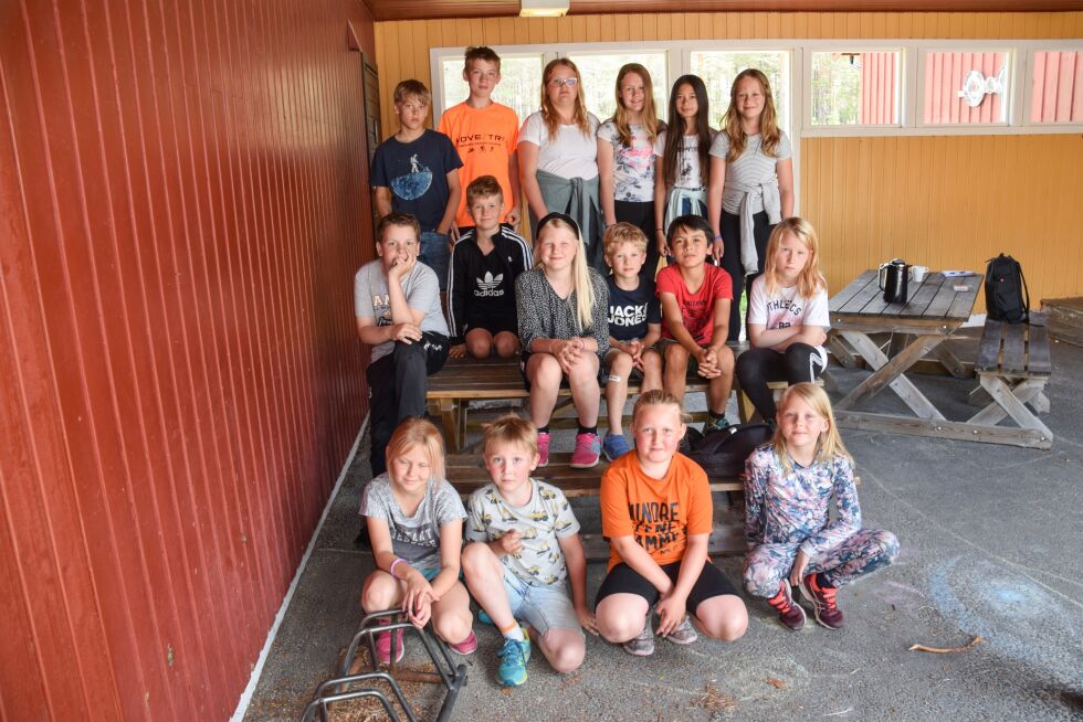 FORNØYDE: Elevene ved Mykland skole kunne fortelle til Frolendingen at den siste uken før sommerferien hadde vært fin og moro. De fleste gledet seg til å få fri. FOTO: RAYMOND ANDRE MARTINSEN