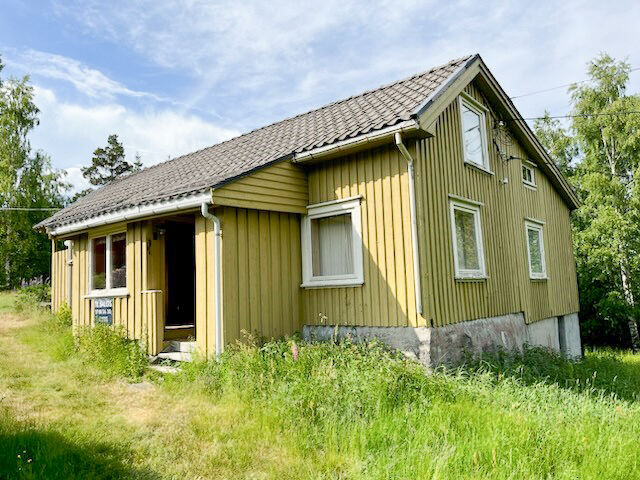 ØYRÅS: Tidligere i år ble eiendommen Øyrås i Froland lagt ut for salg. Torsdag ble det klart at de nye eierne ikke trenger å bosette seg her på lenge. FOTO: JUNE SAGEDAL