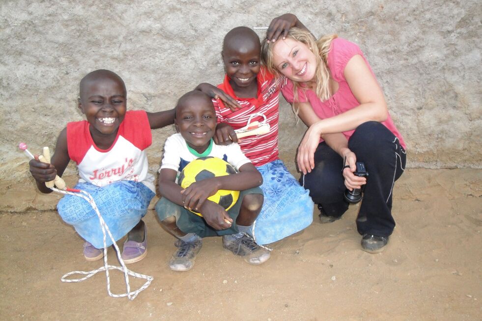 PÅ BESØK: Anna Rasmussen ble med på en faddertur til Kenya i 2004, og ble etter det med i styret til Aksjon Barnehjelp Kenya. Siden har det blitt flere turer til områdene der de har fadderbarn, neste tur blir på vårparten til neste år.
 Foto: Aksjon Barnehjelp Kenya