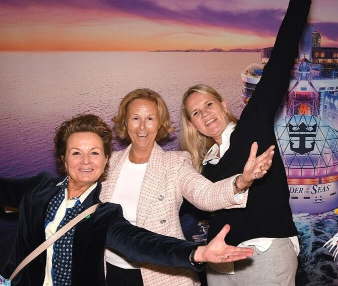 TUR: Hilde Karlsen (t.v) og to andre reiseledere på verdens største cruiseskip.		ALLE FOTO: HILDE KARLSEN