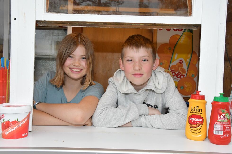KLARE: Katrina (13) og Magnus (11) har gjenåpnet Flateland kiosk, og tar sommerjobben der.