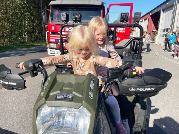 Tusenvis på åpen dag på brannstasjoner i Froland og Arendal