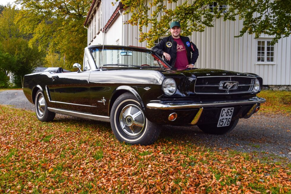 KJØRETØY: Jens Vegard Mykland med bilen han er ”forpakter” på. En 1965 Ford Mustang cabriolet. Nå går veteranbilsesongen mot en slutt, og bilen settes snart bort til vinterlagring. FOTO: RAYMOND ANDRE MARTINSEN