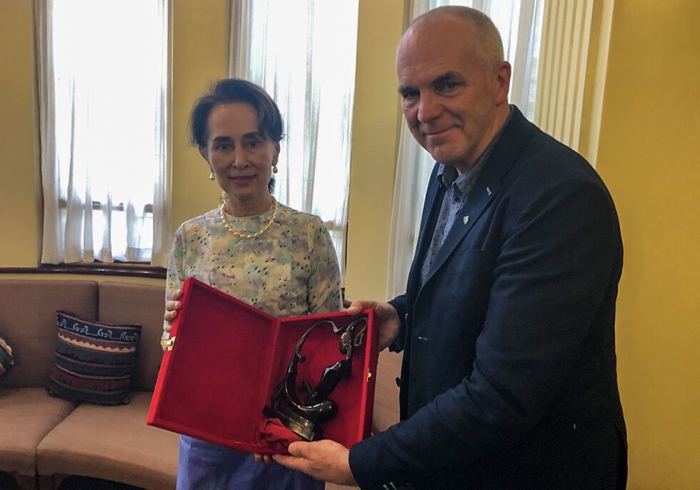 VARIERT: Det har vært et spennende år, på mange måter, for ordfører Ove Gundersen (KrF). Her fra turen til Myanmar, hvor han og reisefølget fra Froland hadde med gave til Aung San Suu Kyi. Gundersen fikk for øvrig en flott gave i retur fra fredsprisvinneren. ARKIVFOTO
