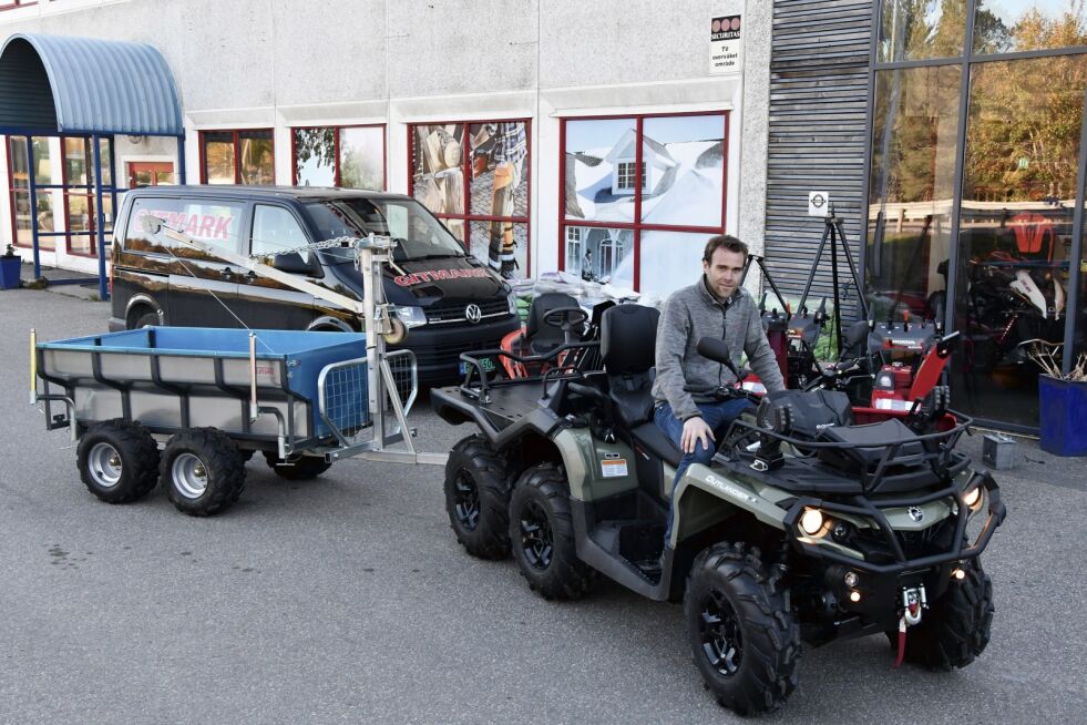 VARIERT: Butikksjef Børge Johan Larsen sier ATV-er har mange bruksområdet. Gitmark selger også Tysse-hengere, som kan brukes på fire- og sekshjulinger. Vil du ikke ha snøfreser, som ses i bakgrunnen, kan du bruke ATV-en til brøyting. Men, husk hjelm.