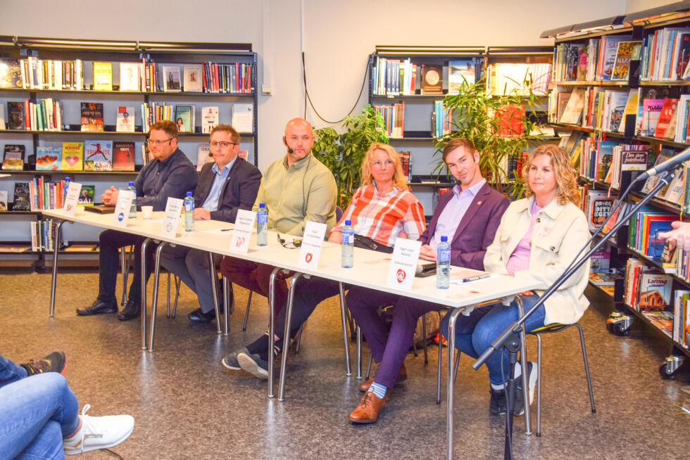 DEBATT: Politikerne i debattpanelet måtte svare på flere forskjellige saker under debatten på biblioteket i Froland nylig. FOTO: RAYMOND ANDRE MARTINSEN