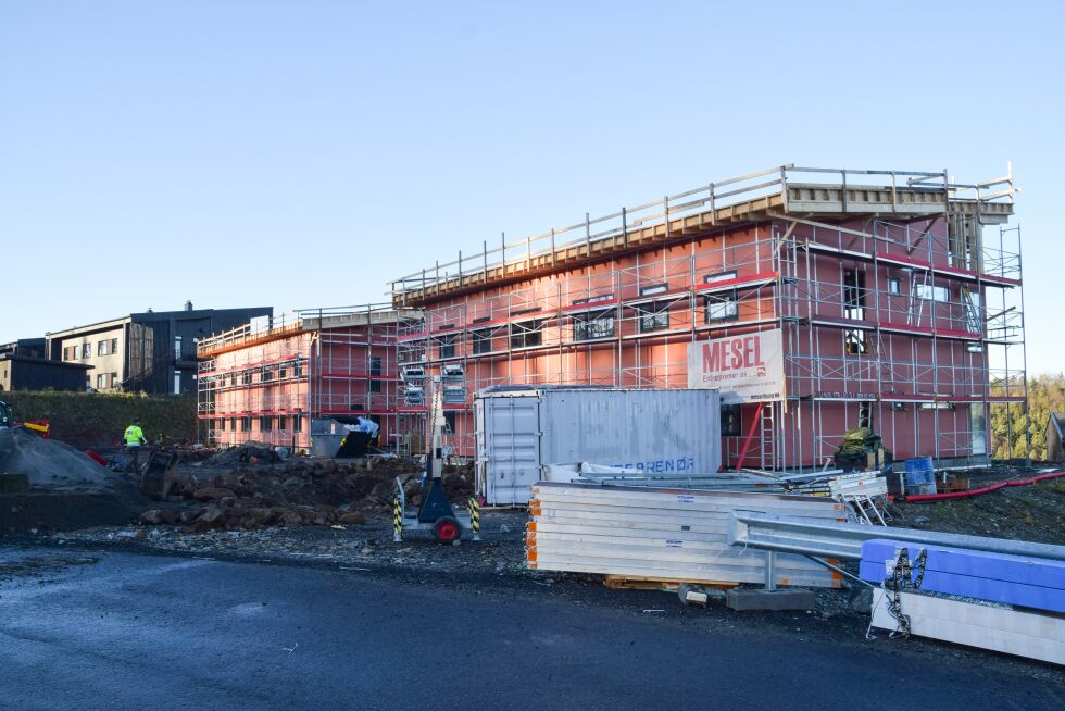 BYGGING: Arbeidet med de tre siste leilighetsbyggen pågår for fullt på Mølla. FOTO: RAYMOND ANDRE MARTINSEN