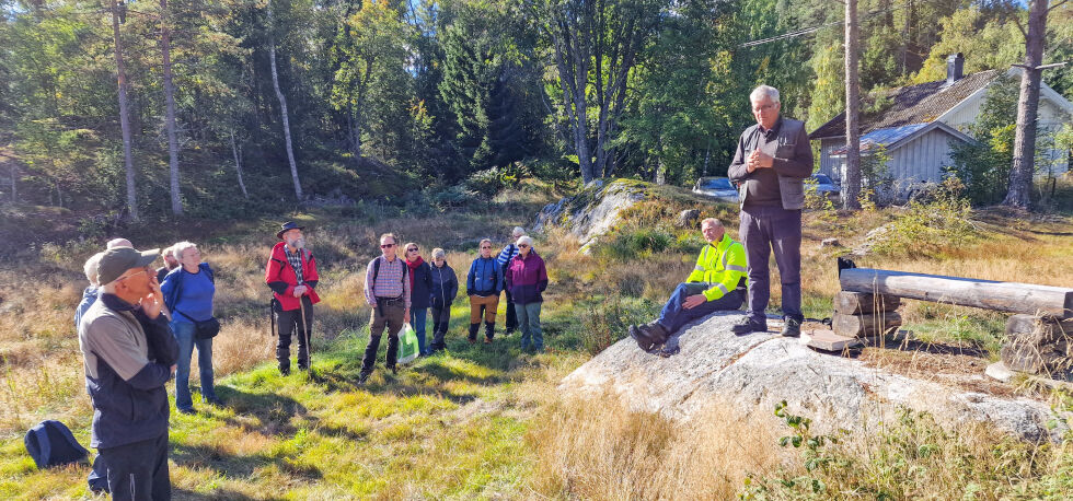 HISTORIE: Olav Rosef forteller om Rosefplassen til de fremmøtte. ALLE FOTO: FROLAND HISTORIELAG
