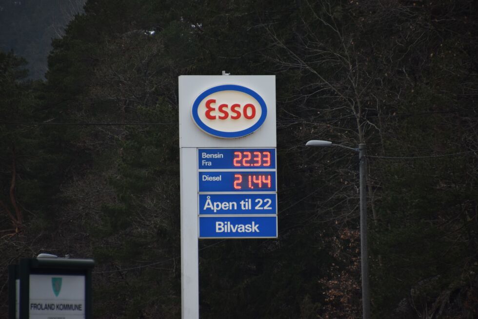 BENSIN: Mandag kostet 1 liter med bensin over 22, 30 kroner i Froland, mens 1 liter diesel kostet nesten 22 kroner. Bilde viser prisen ved Esso i Osedalen i 14:30-tiden. FOTO: RAYMOND ANDRE MARTINSEN