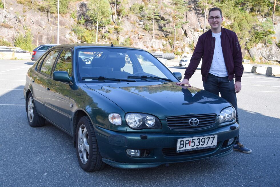 KJØRETØY: Håkons Corolla er 20 år gammel og en ganske anonym bil i trafikkbildet i Froland, det synes eieren er greit. FOTO: RAYMOND ANDRE MARTINSEN
