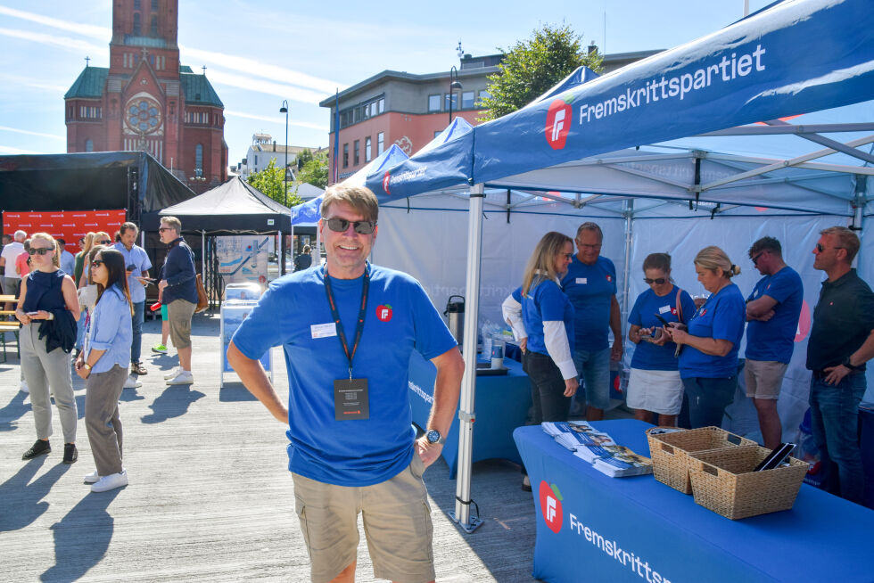 BARE MORO: Steinar Rørvik fra Froland FrP var på plass på Arendalsuka første dag og hadde i år rollen som prosjektleder for partiet sin stand under arrangementet. - Det er bare moro å være her, man møter mange folk som man har mange gode samtaler med. Jeg skal være her hver dag, sier han til Frolendingen. FOTO: RAYMOND ANDRE MARTINSEN