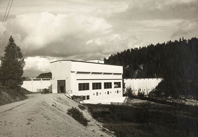 FØR: Bilde over viser kraftstasjonen på Eivindstad en gang mellom 1920 og 1950. GAMMELT FOTO:  KUBEN / AUST-AGDER MUSEUM OG ARKIV KUBEN AAA.PA-2412.L7.015
