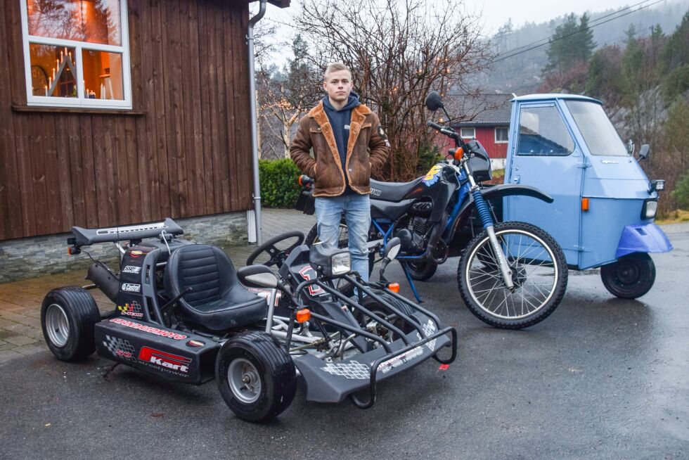 KJØRETØY: Fillip Gundersen har en unik kjøretøysamling, som inkluderer en moped, go-cart og tuk-tuk. FOTO: RAYMOND ANDRE MARTINSEN