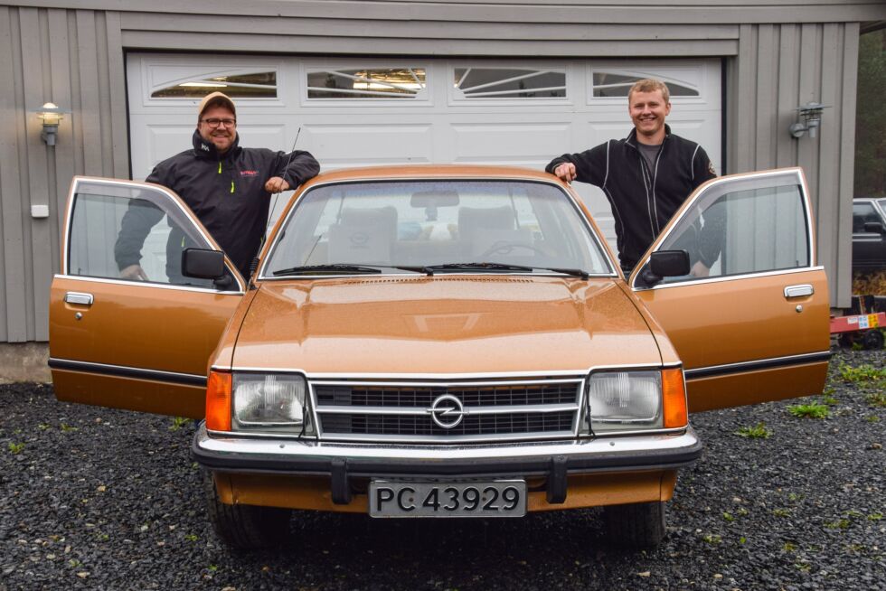 KJØRETØY: Tor Egil og Joakim Ellefsen. Brødrene eier en Opel Commodore fra 1979 sammen, som deres oldefar kjøpte ny. Opelen har vært i familien hele sitt liv, og det er ingen planer om at den skal ut av familien.
 Foto: Raymond Andre Martinsen