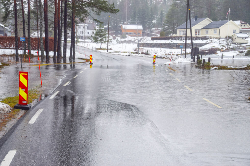 OVERSVØMMELSER: Mye regn har ført til at de store snømengdene har begynt å smelte. Dette kan føre til oversvømmelser på veier eller store vannpytter i veibanen. Nå advarer bilister mot å kjøre gjennom vann i veibanen. ARKIVFOTO: RAYMOND ANDRE MARTINSEN
