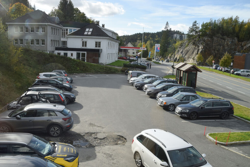 INNLEGG: Harald Danielsen har skrevet et leserinnlegg om sentrumsutvikling. På bilde ser vi «parkeringstomta» som kommunen ønsker utvikling på. ARKIVFOTO: RAYMOND ANDRE MARTINSEN