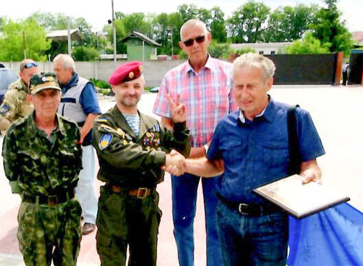 Her blir Harald hedret av Ukrainsk militære for noen år siden. FOTO: PRIVAT