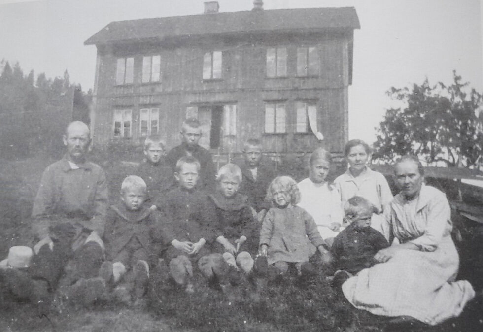 Sigrid Flakk sammen med foreldrene og søskenflokken utenfor barndomshjemmet i Uldal. (Bildet er hentet fra Froland historielags årsskrift 2001).		 FOTO: FROLAND HISTORIELAG