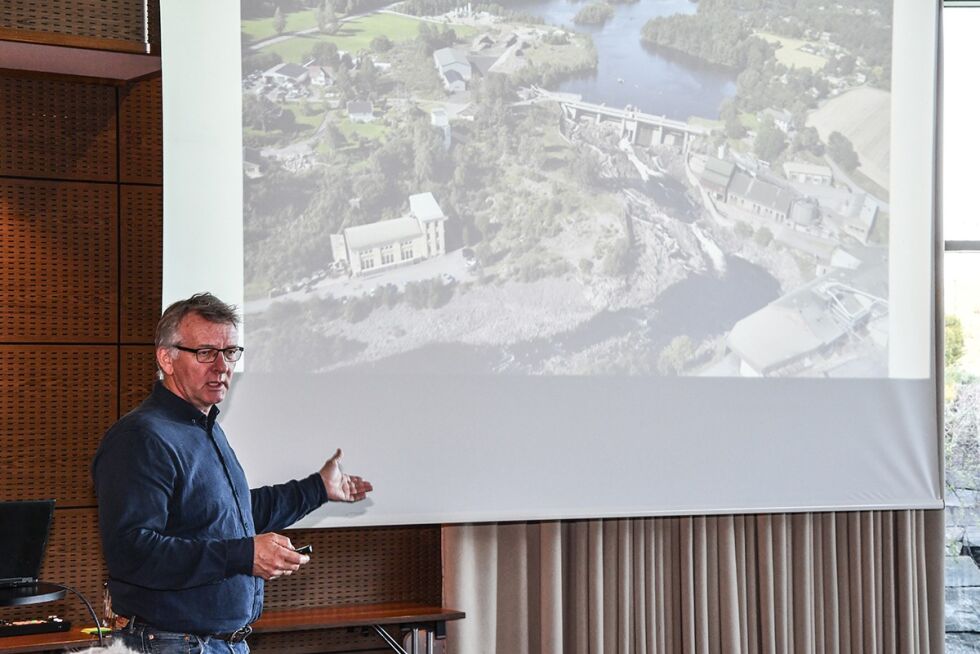 FORKLARTE: Edgar Ommundsen, seksjonssjef i hydologiavdelingen i Agder Energi (AE), sa det ses på muligheter for å endre laksetrappen på Rygene.