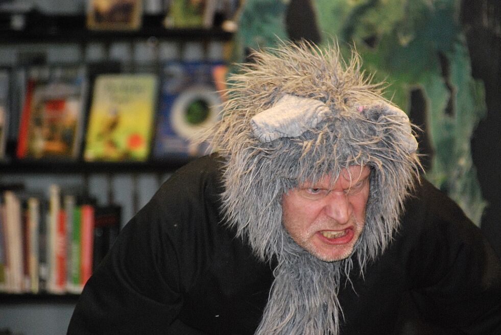 BIBILOTEKET: «Den store stygge ulven» spilt av Bjørn Eivind Asland på Froland bibilotek lørdag. ALLE FOTO: ANNA JOHANNE SVEINUNGSEN