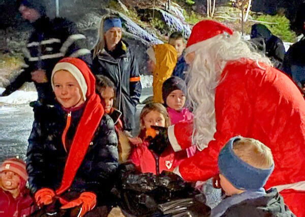 Julenissen kom også innom Blakstadheia skole 1. søndag i advent. 			ALLE FOTO: SIGNE HELDAL RISHOLT
