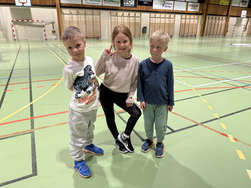 HÅNDBALLREKRUTTER: Matteo (6 år), Solveig (6 år) og Linus (7 år) var enige om at det var veldig gøy med håndballtrening i hallen denne lørdagen.
 Foto: Hildegrunn Bjerga