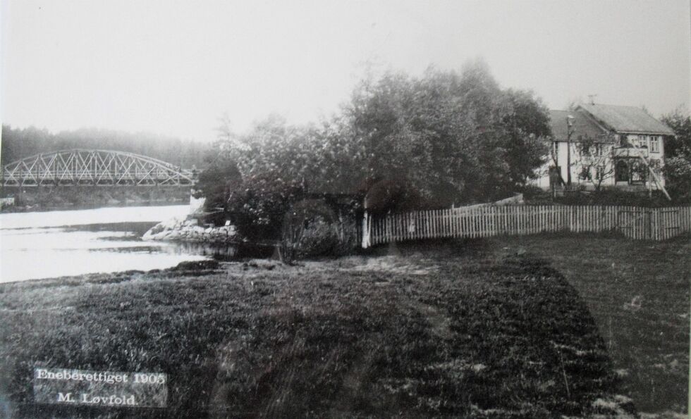 Den eldste lensmannsgården lå nærmere elva enn den nåværende. Dette bildet er fra 1905, og kort tid senere brant gården ned. (Foto M.Løvfold)