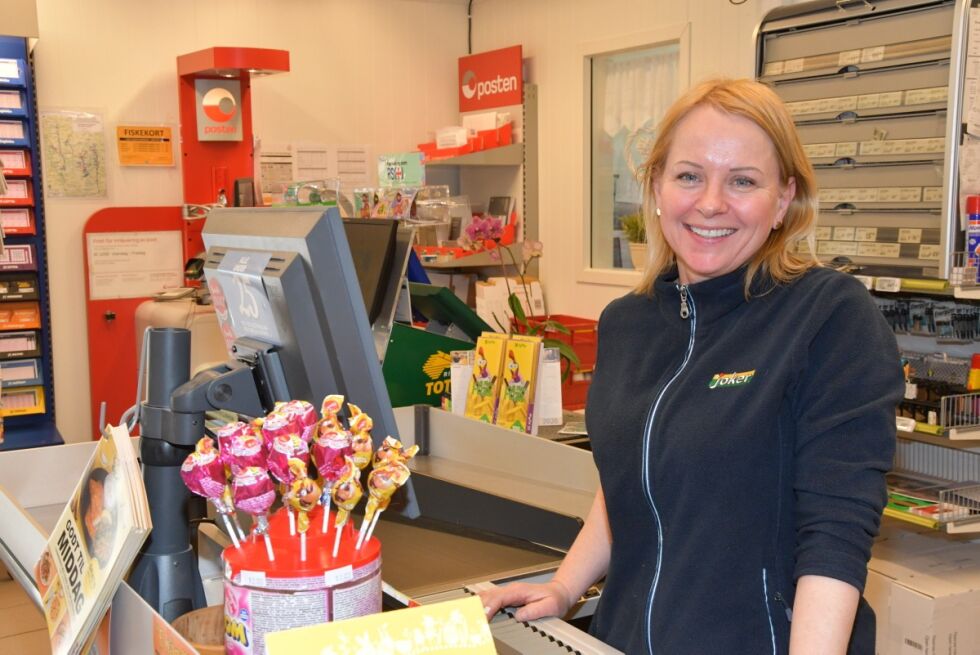 FORNØYD: Det er hardt arbeid, men Anita Omland ved Joker Mykland sier det går stadig bedre for lokalbutikken.