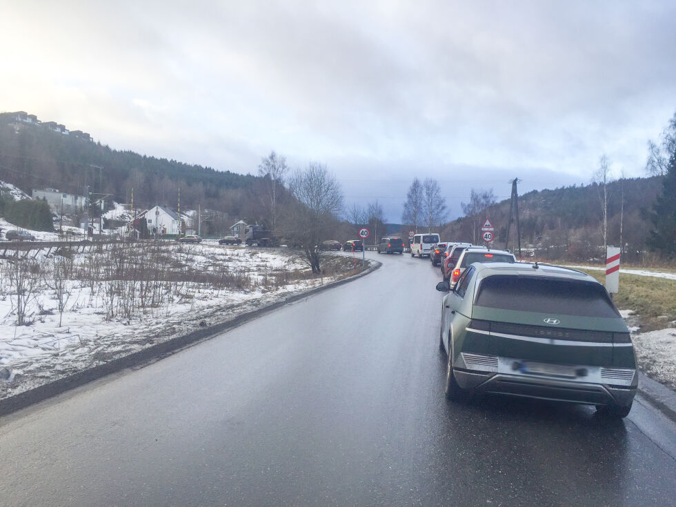 KØ: Onsdag formiddag ble det lange køer etter nok en feil ved bommen ved togovergangen på Blakstad. FOTO: JOHN TVEITDAL