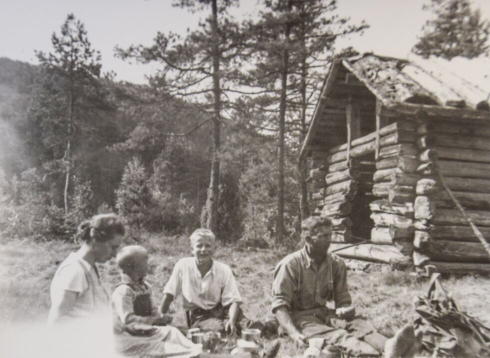 FØR: Flåsevassløa trolig tatt ca. 1930. Fra høyre; Jon Risdal, Torstein, Magne og Janna. FOTO: ARNE MJÅLAND / PRIVAT