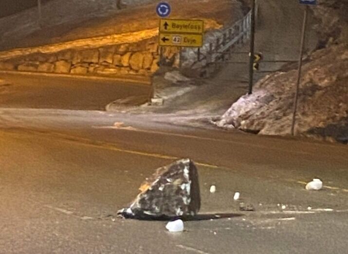 RAS: En stor Stein ligger i veien mellom blakstadbrua og Messelveien. FOTO: TIPSER