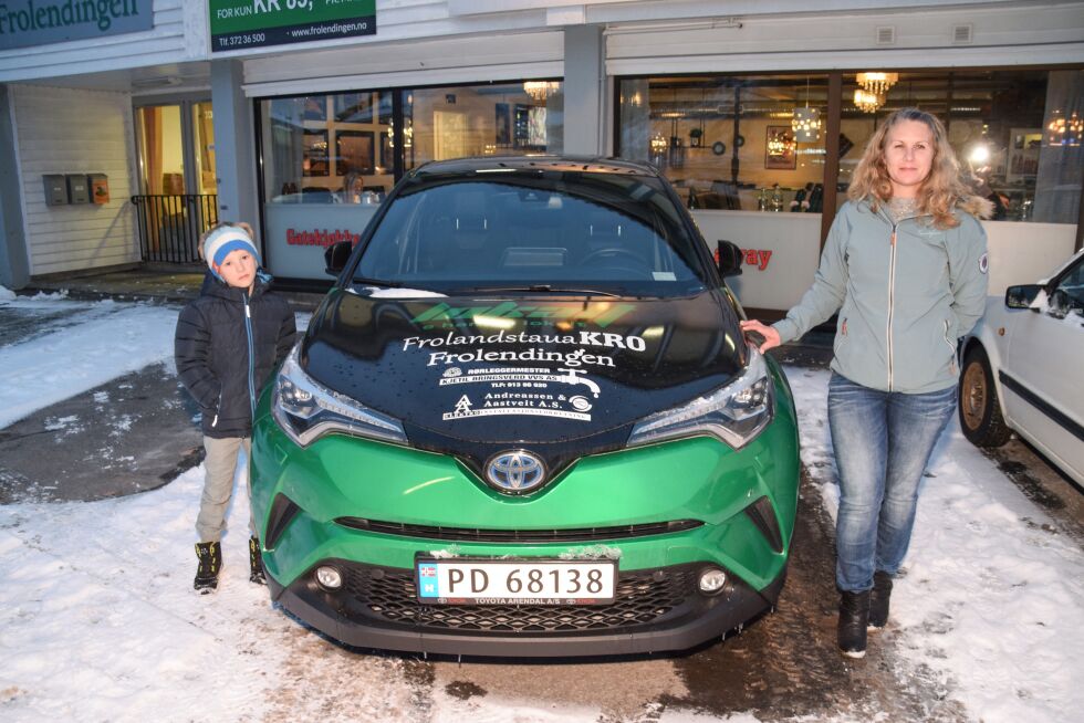 E HANDLÅR LOKALT: Inger Lene Håland vant Frolendingens bil i 2 uker etter at hun handlet lokalt. Her står hun og sønnen Johannes med premien. FOTO: RAYMOND ANDRE MARTINSEN