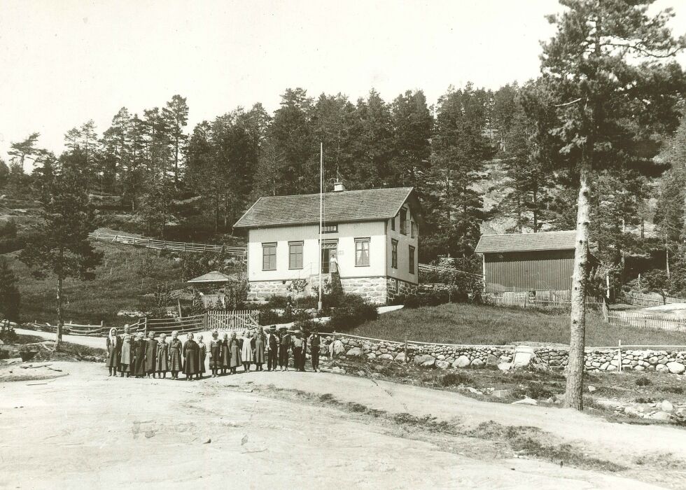 FØR: Bildet over viser et det tidligere skulehuset og kommunehuset i Mykland ca. 1910. FOTO: ARNE MJÅLAND