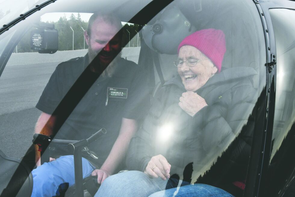 KLARGJØR: Pilot Torvald Rugsveen fra Nor Aviation sørget for at Inger Margareth Haslemo er godt sikret før 90-åringen skal debutere i helikopter.