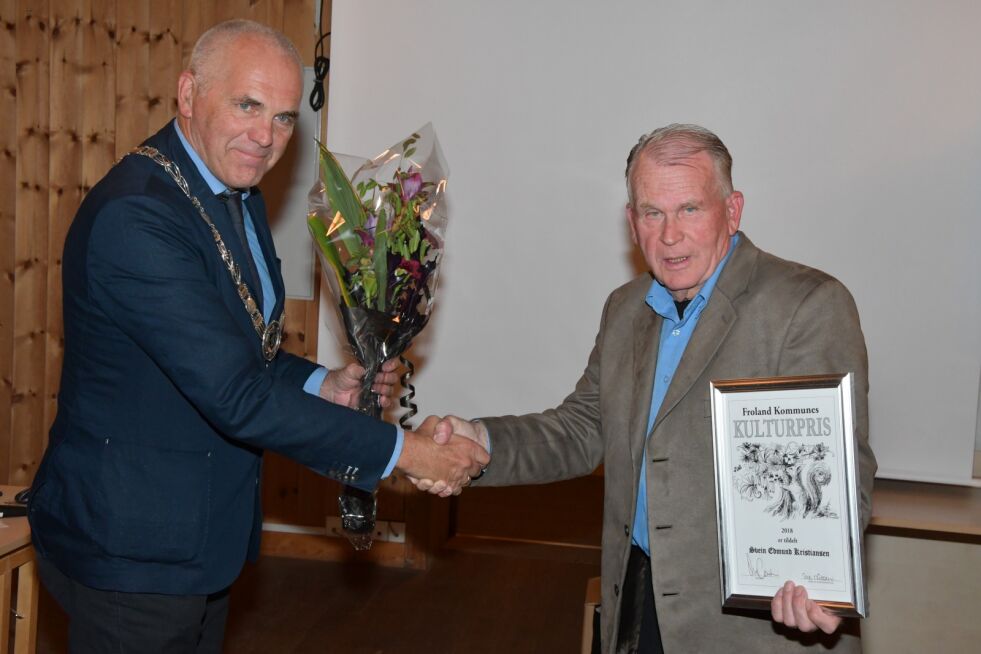 TAKKET: Svein Edmund Kristiansen (t. h.) fikk blomster og diplom av ordfører Ove Gundersen (KrF) på Verket fredag kveld.