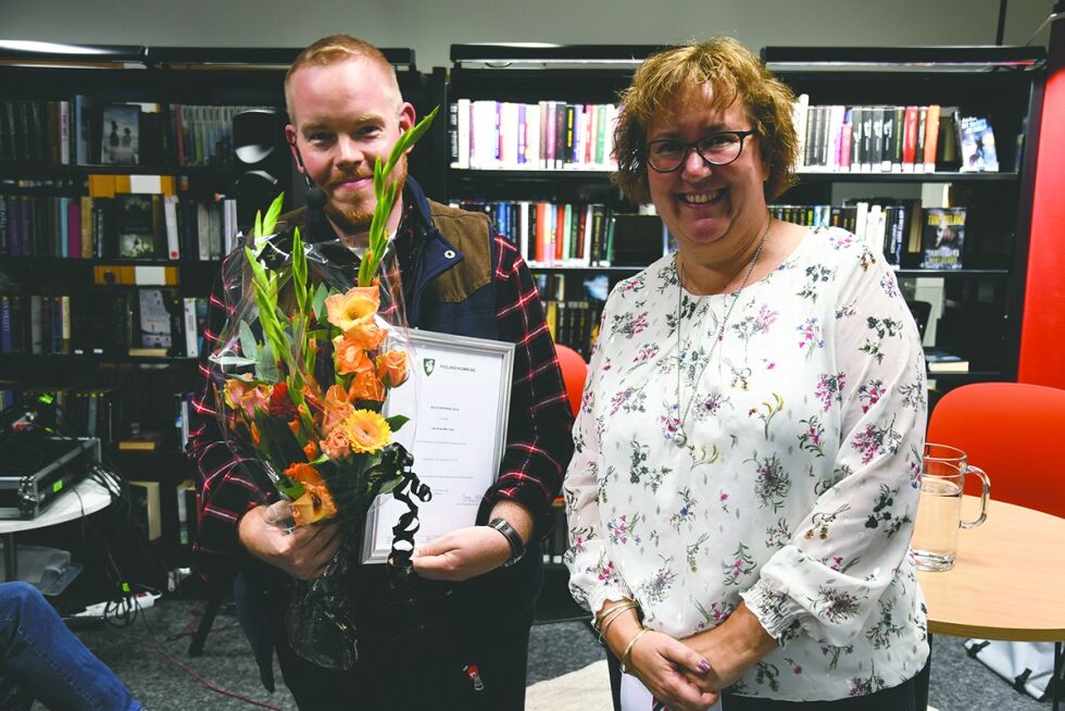 HEDRET: Jan Kristoffer Dale fikk mandag kulturstipendet av kulturutvalgets leder Tove Nilsen under et arrangement på biblioteket.