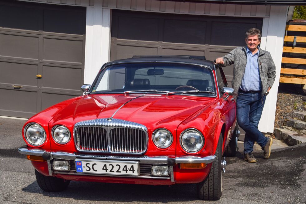 KJØRETØY:  Glenn Dalen med sin 1977 Daimler Soverign Coupe 4,2 liter rekkesekser, som var topp-modellen til Jaguar da den kom ut. FOTO: RAYMOND ANDRE MARTINSEN