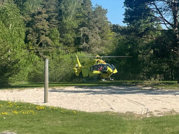 Bil av veien i Froland - fraktet til sykehus