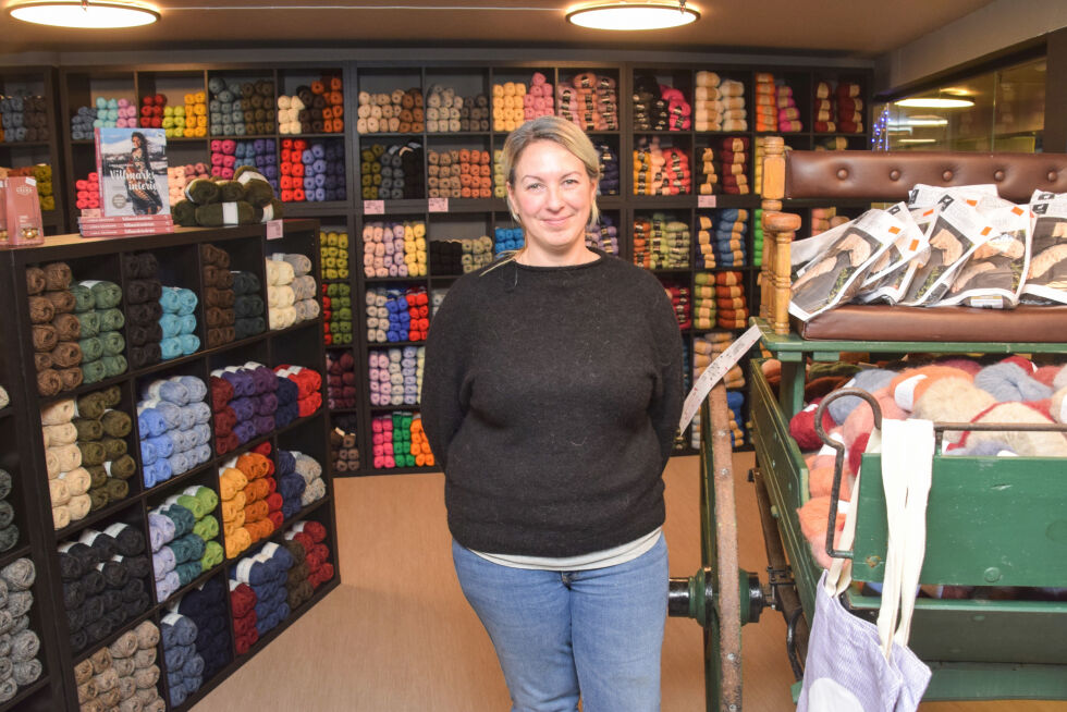 FORNØYD: Lene Ager-Wick har fulgte drømmen sin om å starte sin egen butikk. Nå har hun snart holdt på i to måneder som næringsdrivende i Froland, og er fornøyd med utviklingen. FOTO: RAYMOND ANDRE MARTINSEN
