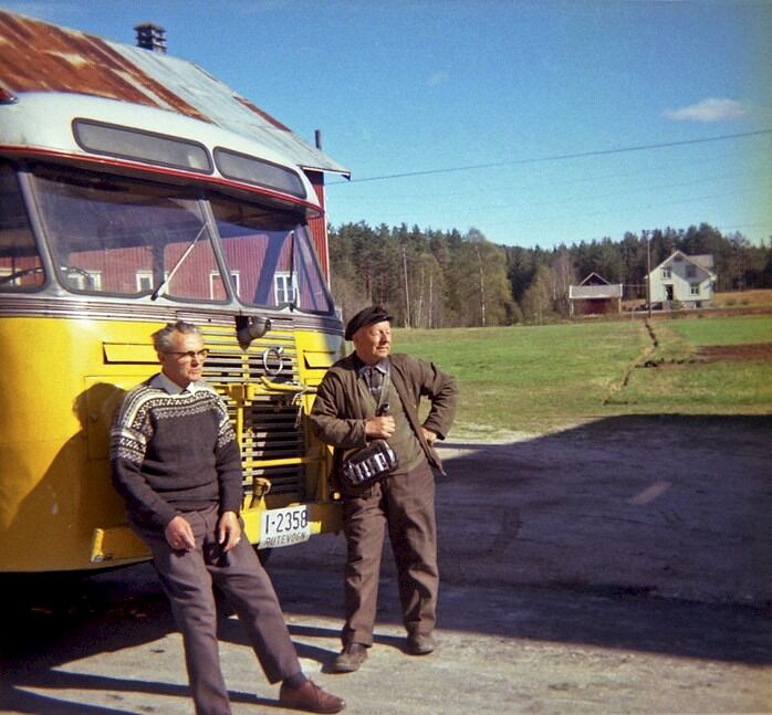 HISTORISK: Bildet er tatt på Dølemo  da Olaf Juvasslia var begynt å kjøre Tovdalsruta. Til venstre ses Eivind Dølemo. FOTO: PRIVAT