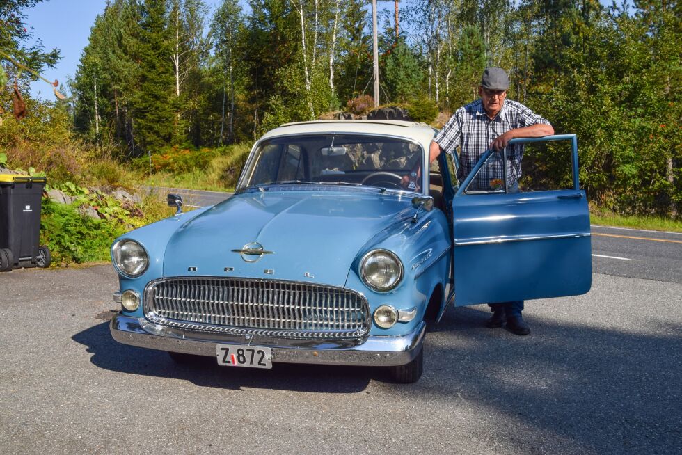 KJØRETØY: Tor Daniel Danielsen med sin Opel Kapitan fra 1957. Bilen kjøpte han i Skien tidligere i år.
 Foto: Raymond Andre Martinsen