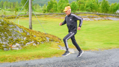 Jonn (85) springer fem mil i uka
