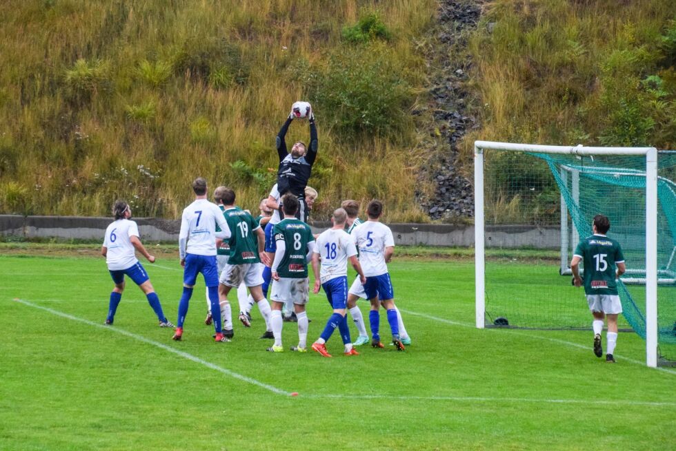 FOTBALL: Randesund vant kampen mot Froland med flere mål. Hjemmelaget prøvde hardt flere ganger, men klarte ikke å få inn et eneste mål. Dermed måtte de se seg slått av gjengen fra Kristiansand. FOTO: RAYMOND ANDRE MARTINSEN