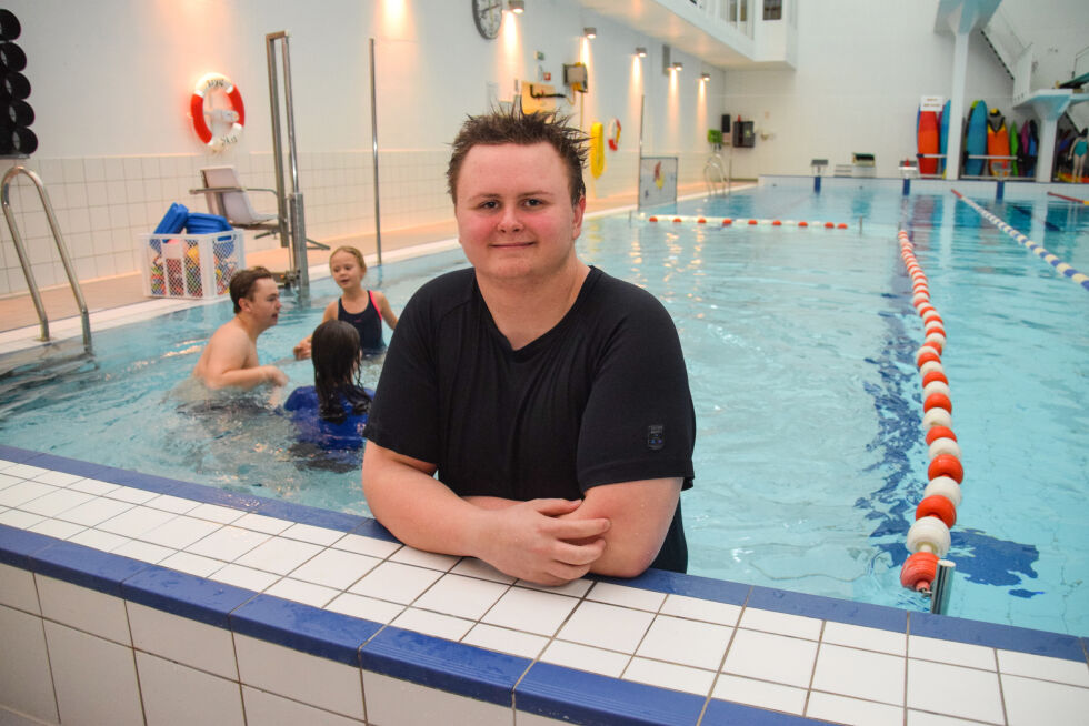 SVØMMESKOLEN: Sondre Østebøvik (19) har drevet med svømming i flere år. Det siste året har han vært instruktør for svømmeskolen i Froland. Hvor man lærer å bli trygg i vannet, før man går videre til neste nivå i svømmeklubben. FOTO: RAYMOND ANDRE MARTINSEN