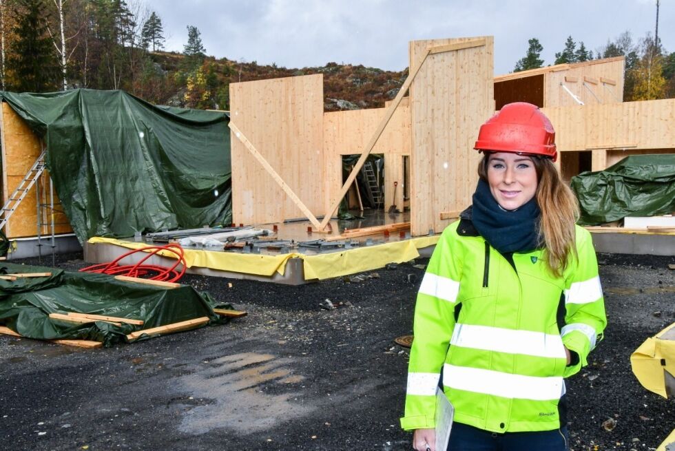 OMVISNING: Mandag hadde prosjektleder Alise Slotta i Froland kommune omvisning på anlegget med flere gjester.